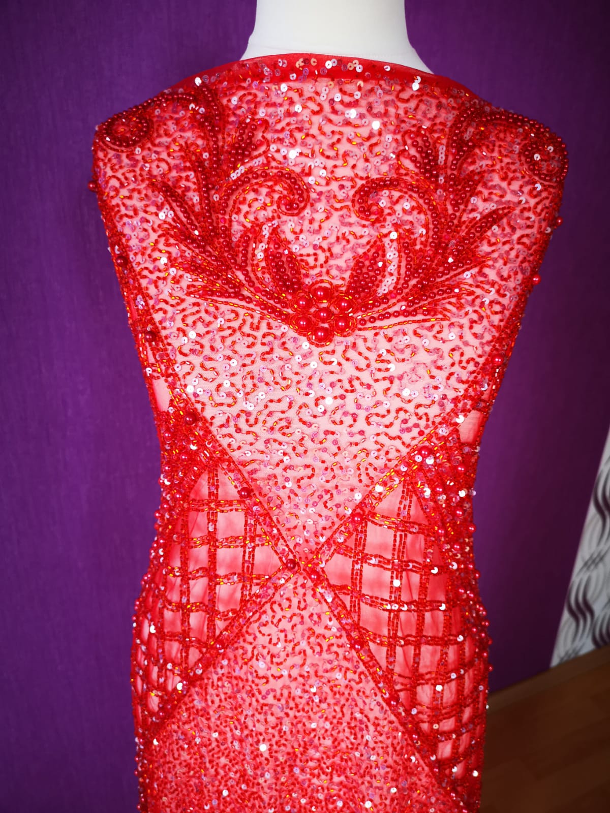 Broderie roșie lucrată manual India cu cristale, paiete, perluțe