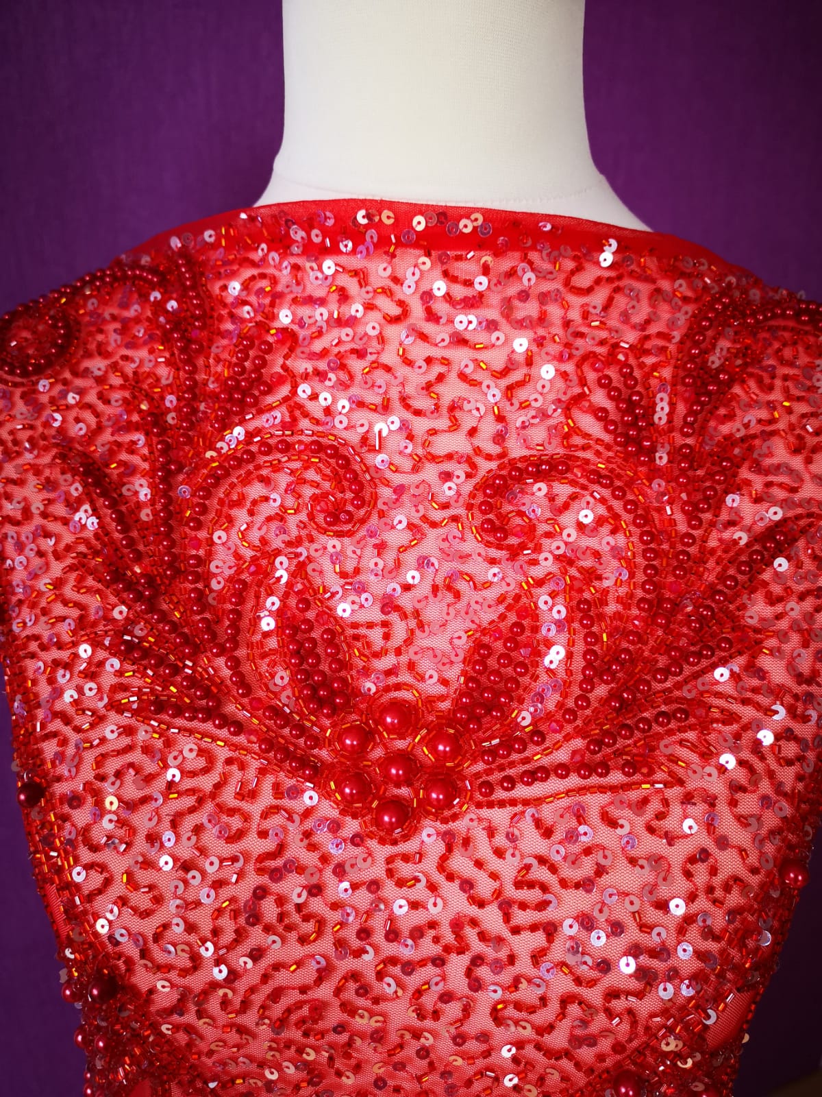 Broderie roșie lucrată manual India cu cristale, paiete, perluțe