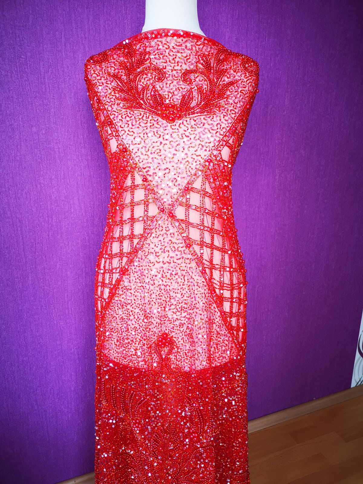 Broderie roșie lucrată manual India cu cristale, paiete, perluțe