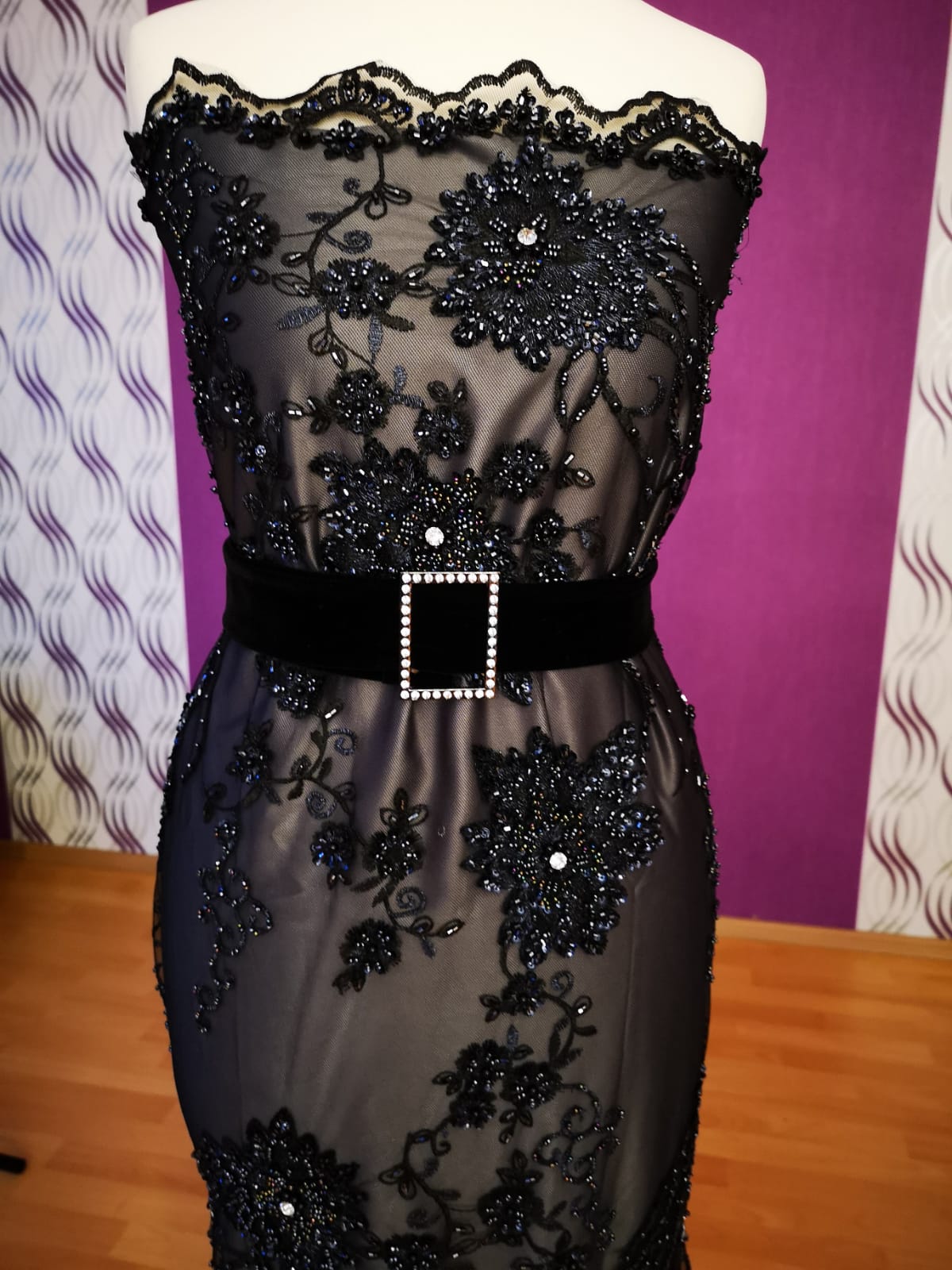 Dantelă neagră cu flori și pietricele