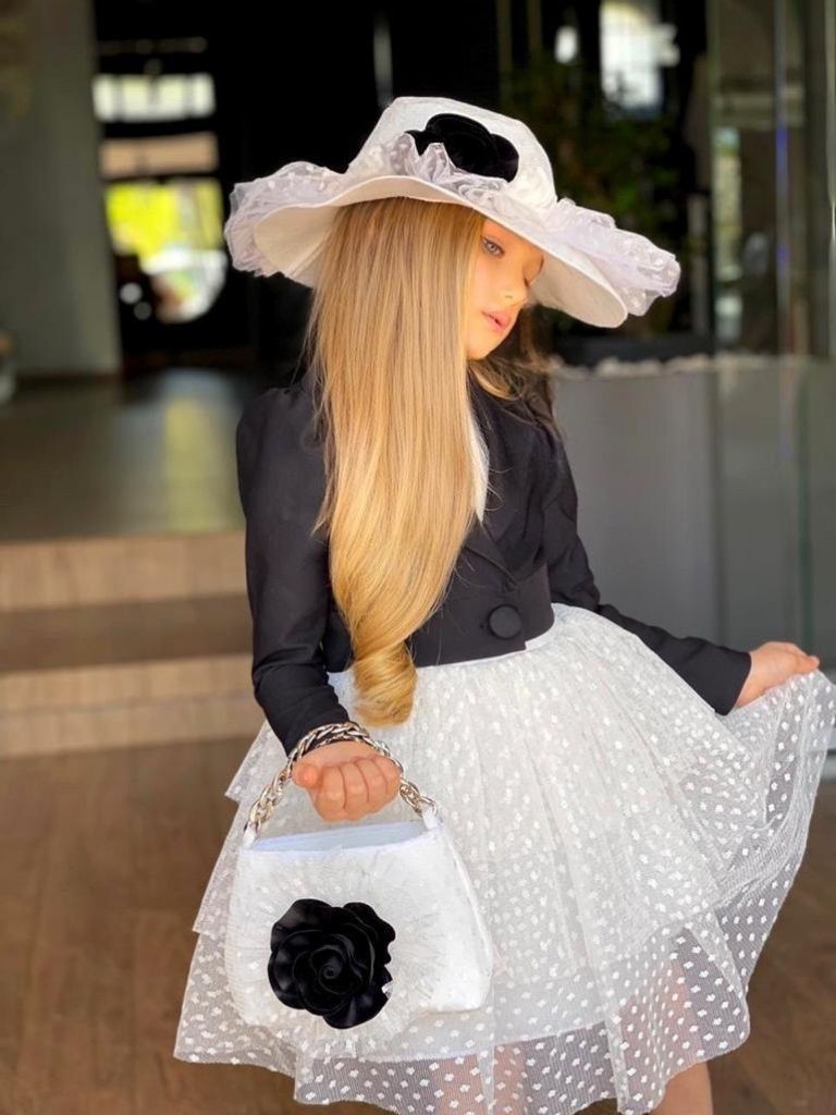 Rochita Jasmine cu Palarioara si Posetuta