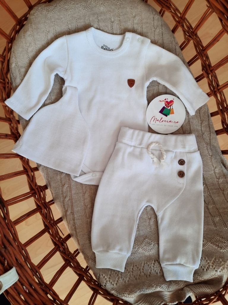 Set 3 piese format din body, caciulita si pantaloni cu nasturei