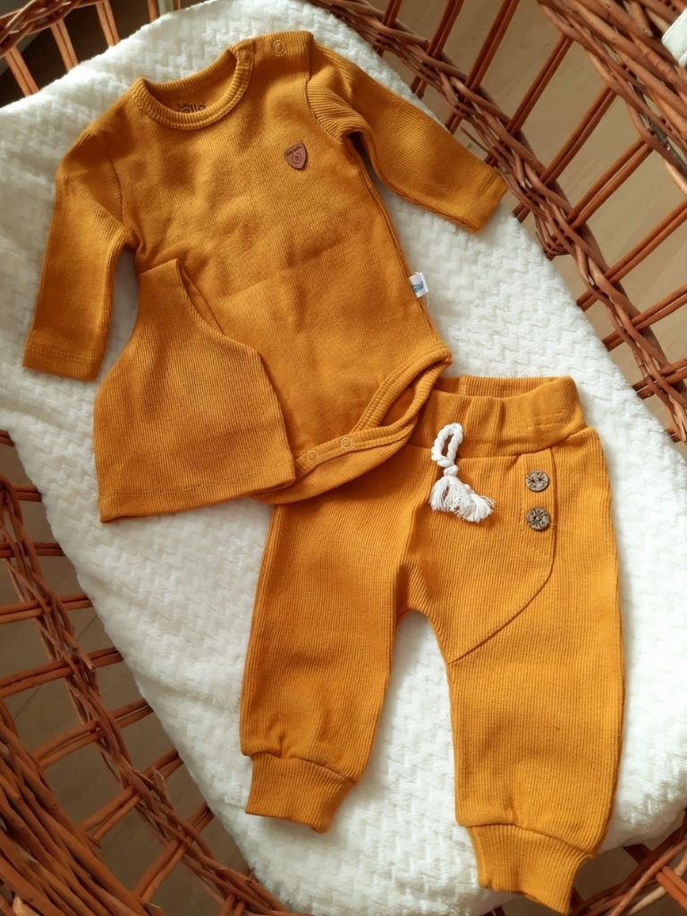 Set 3 piese format din body, caciulita si pantaloni cu nasturei