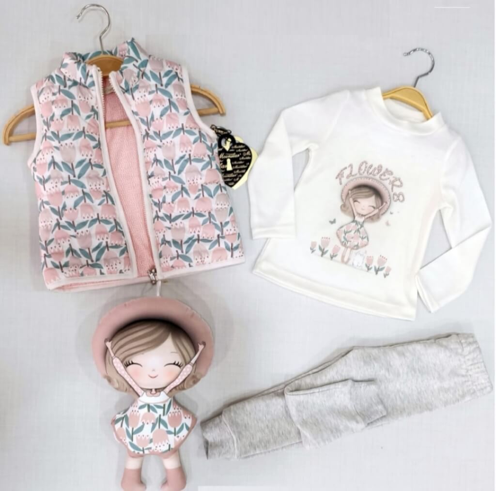 Set 4 piese pentru fetite format din bluza, pantaloni, vesta si papusica