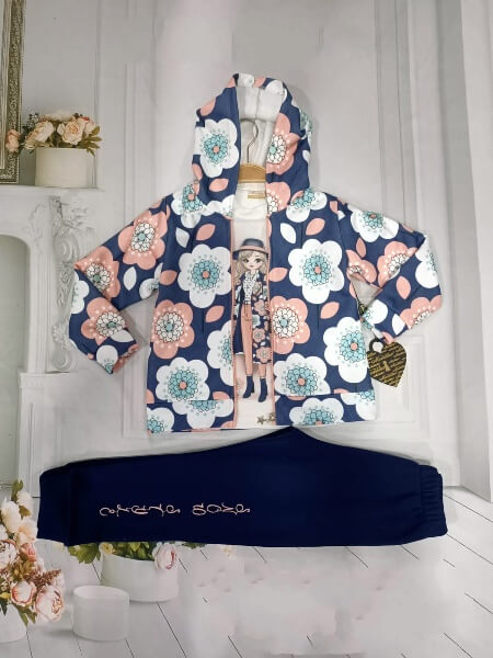 Trening bleumarin vatuit din bumbac cu fetita si bluza cu flori