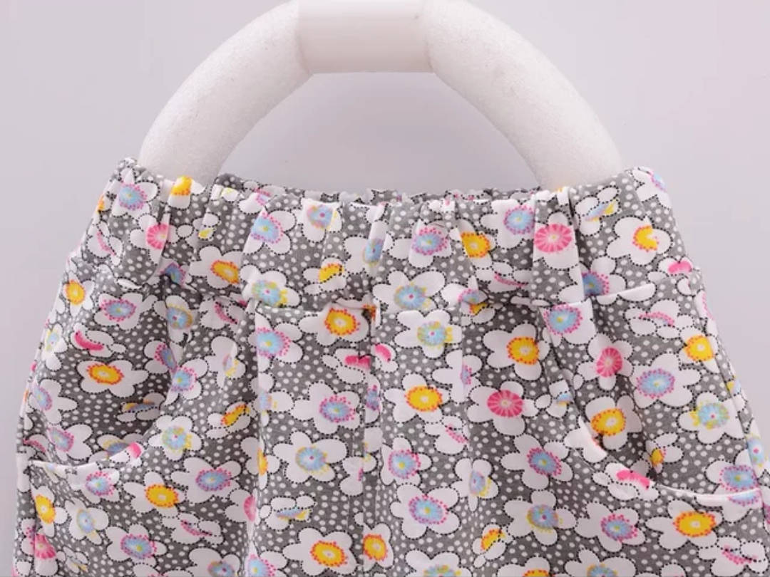 Set 2 piese fetițe format din tricou roz cu acadele și pantaloni scurți cu flori
