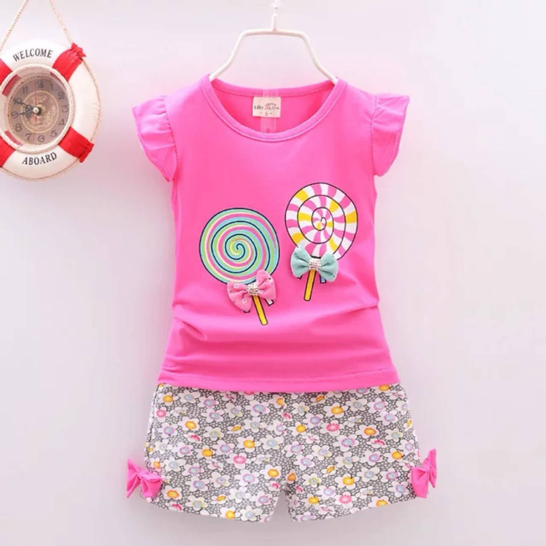 Set 2 piese fetițe format din tricou roz cu acadele și pantaloni scurți cu flori