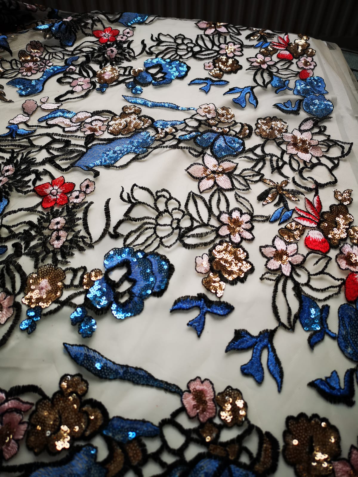 Broderie din bumbac și paiete (albastru cu roșu)