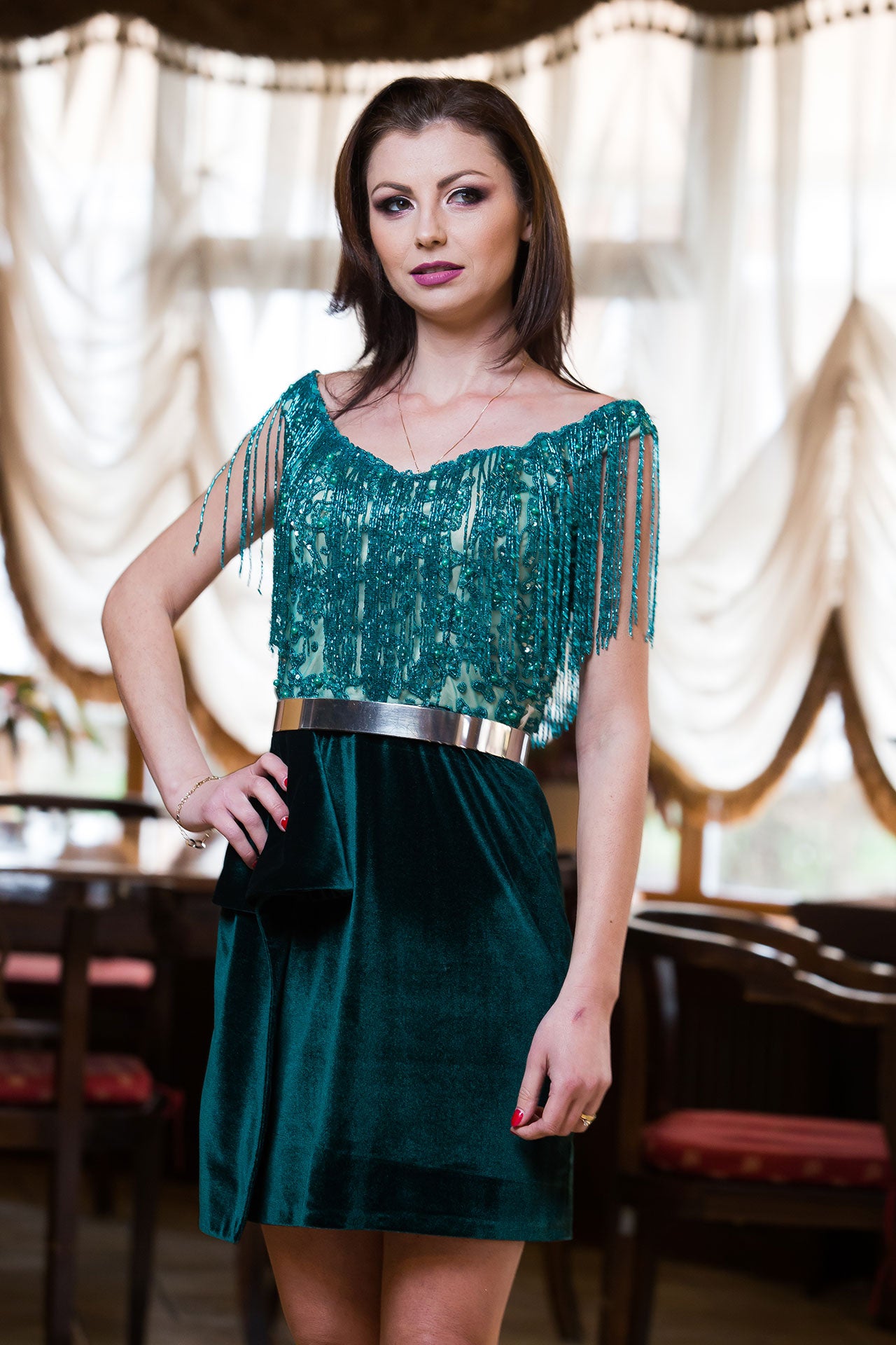Rochiță Malvera Luxury scurtă, elegantă, verde din dantelă și catifea, accesorizată cu franjuri